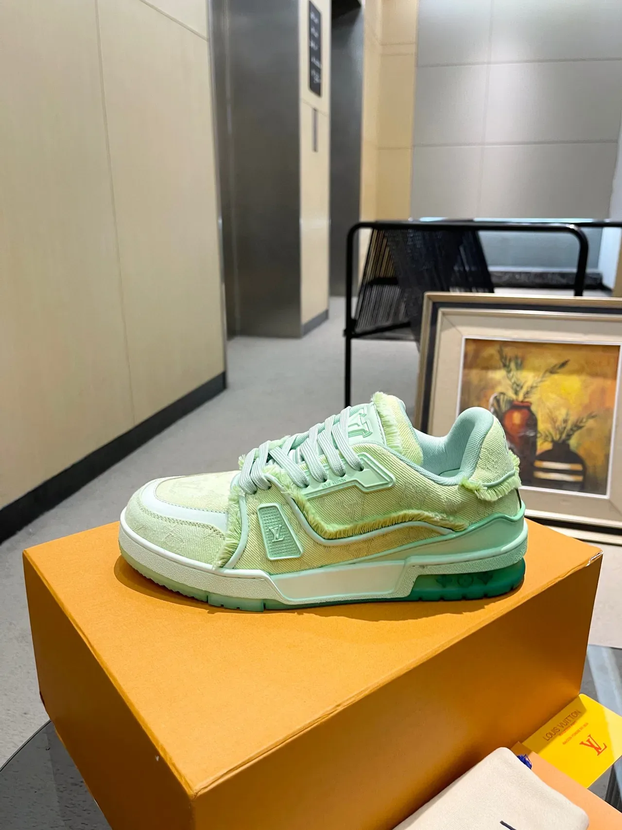 Louis Vuitton LV Trainer Verde Branco Monogramado Têxtil Detalhe de Borda Desfiada Sneakers Lifestyle 5