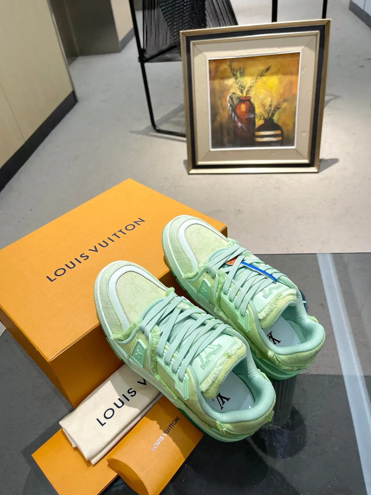 Louis Vuitton LV Trainer Verde Branco Monogramado Têxtil Detalhe de Borda Desfiada Sneakers Lifestyle 6
