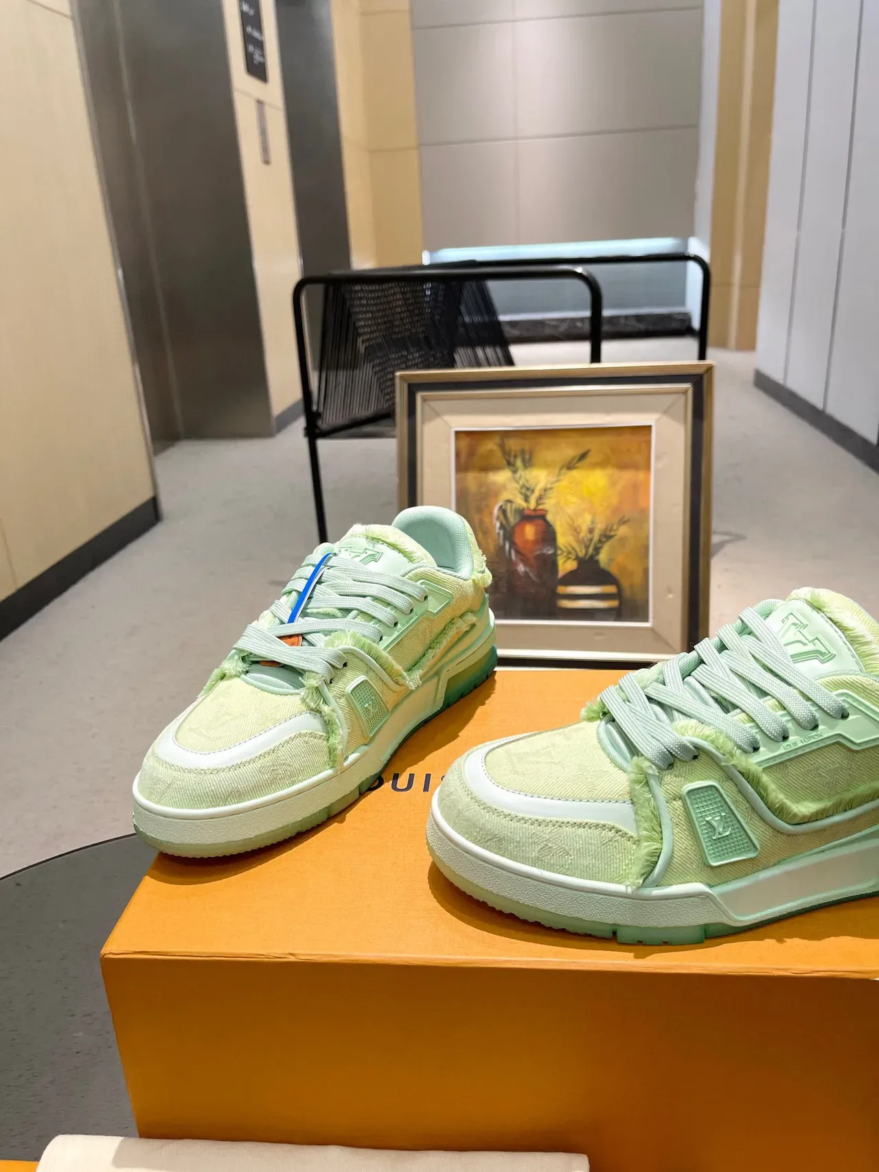 Louis Vuitton LV Trainer Verde Branco Monogramado Têxtil Detalhe de Borda Desfiada Sneakers Lifestyle 7