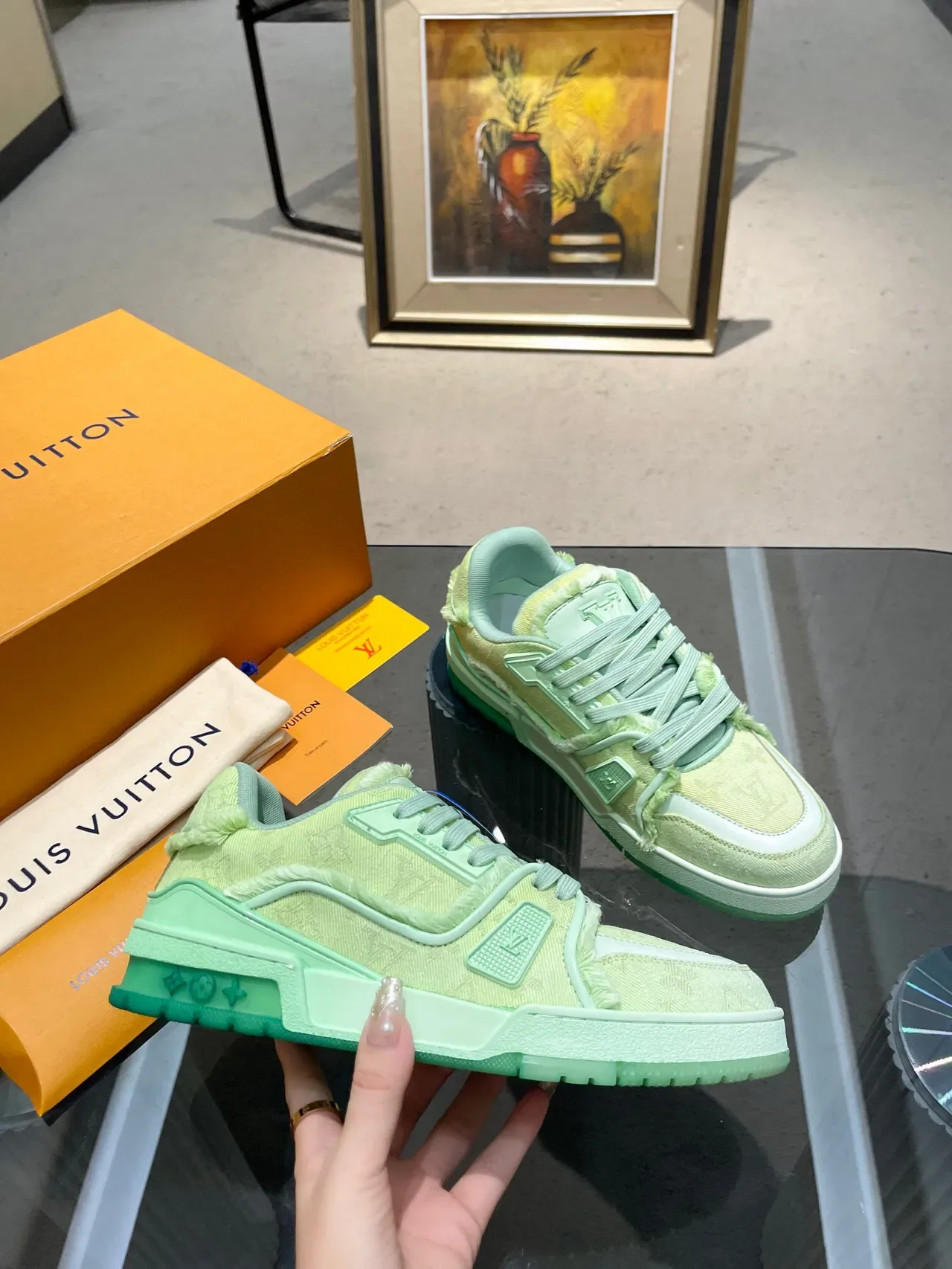 Louis Vuitton LV Trainer Verde Branco Monogramado Têxtil Detalhe de Borda Desfiada Sneakers Lifestyle 8