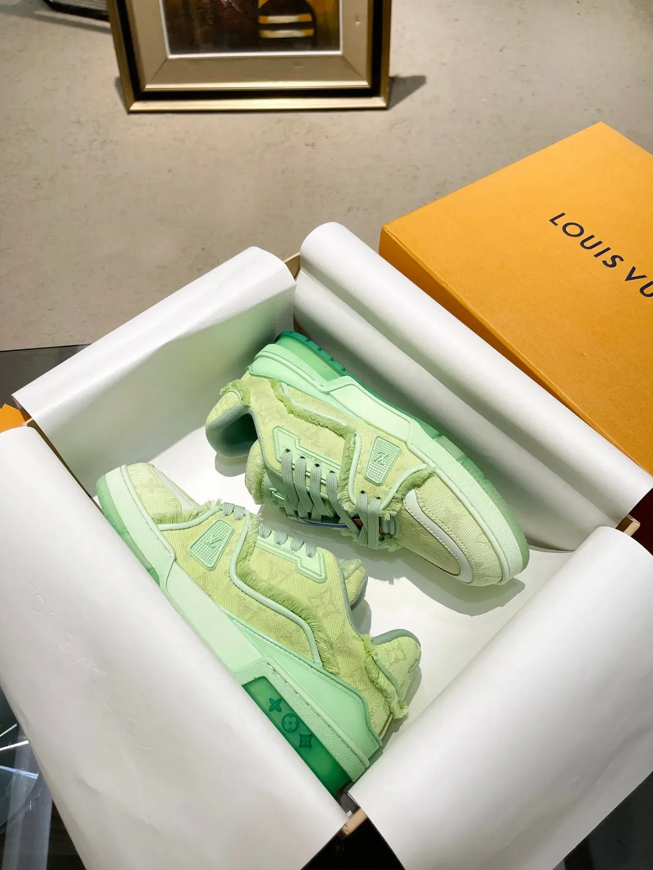 Louis Vuitton LV Trainer Verde Branco Monogramado Têxtil Detalhe de Borda Desfiada Sneakers Lifestyle 9