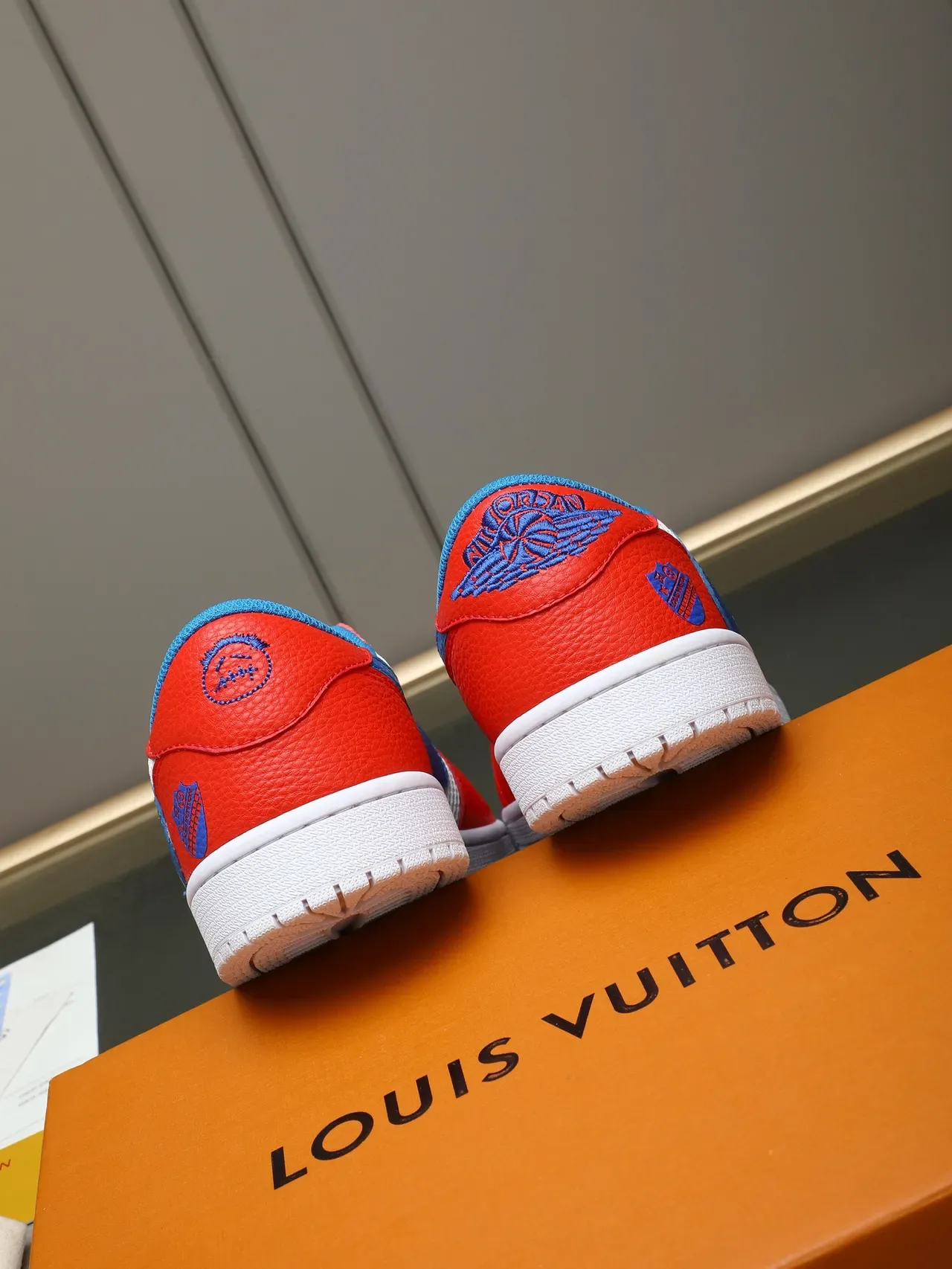 Louis Vuitton LV Trainer أحذية رياضية أحمر أزرق منخفضة القمة جلد شبكي هجين نمط حياة 3