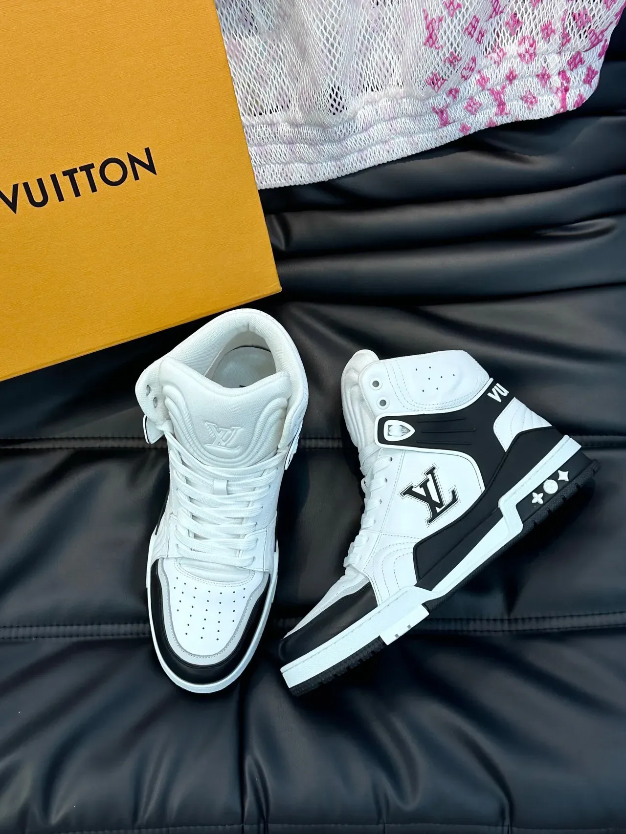 لويس فيتون LV Trainer أبيض أسود عالي القمة مونوغرام حذاء أسلوب الحياة 3