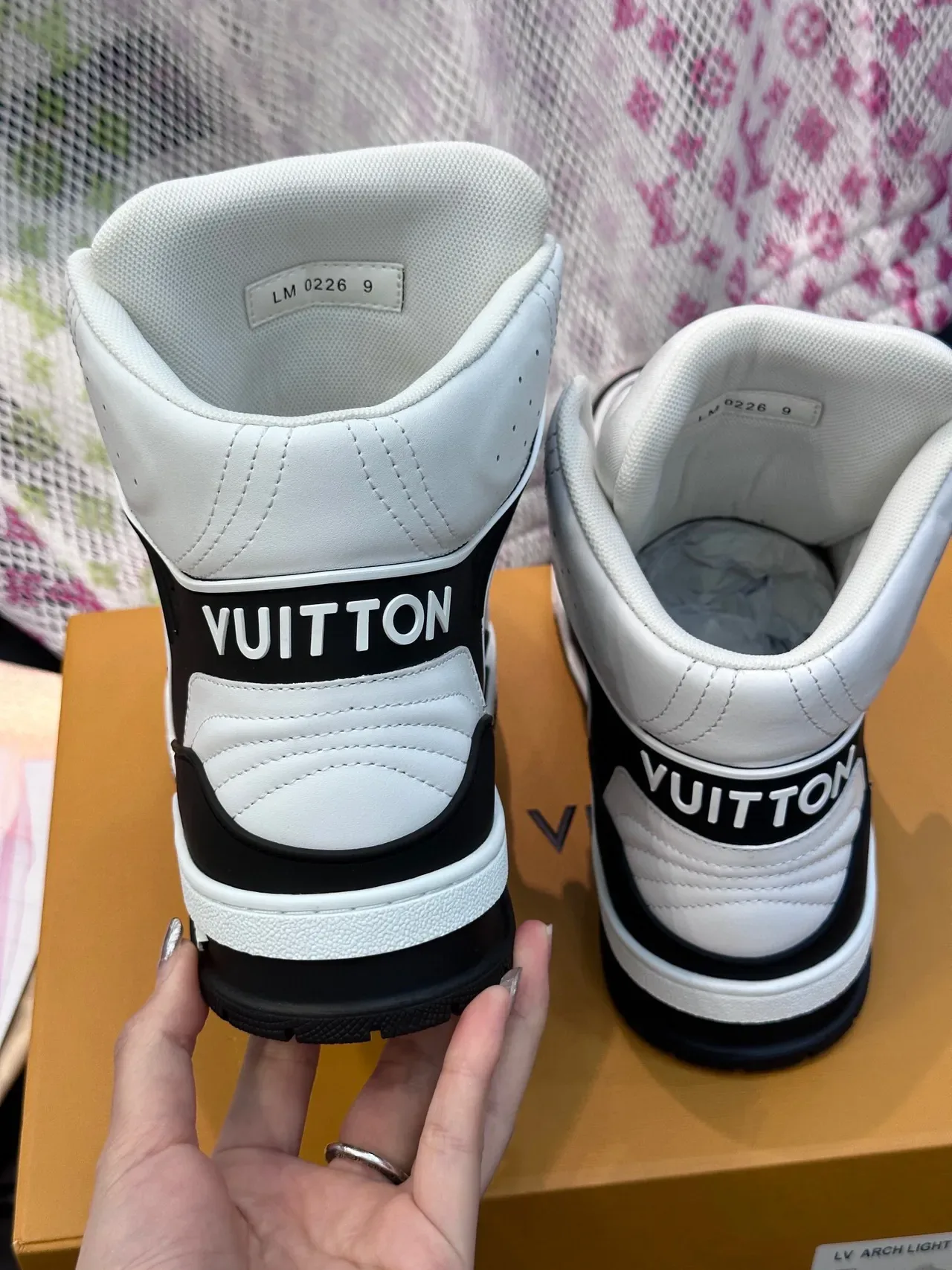 لويس فيتون LV Trainer أبيض أسود عالي القمة مونوغرام حذاء أسلوب الحياة 6