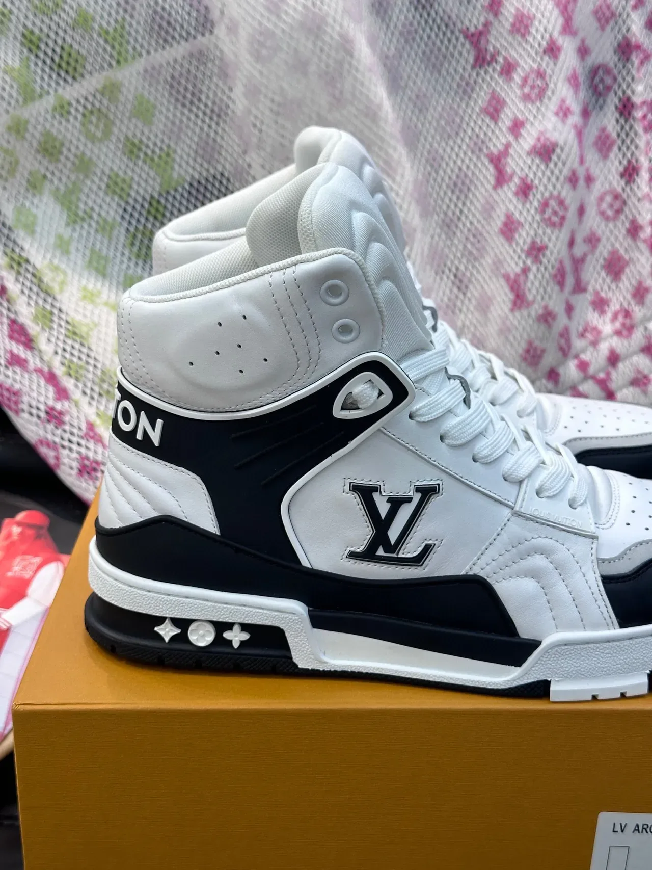 لويس فيتون LV Trainer أبيض أسود عالي القمة مونوغرام حذاء أسلوب الحياة 7
