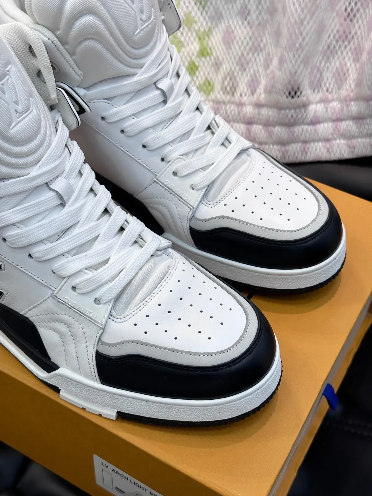 لويس فيتون LV Trainer أبيض أسود عالي القمة مونوغرام حذاء أسلوب الحياة 8