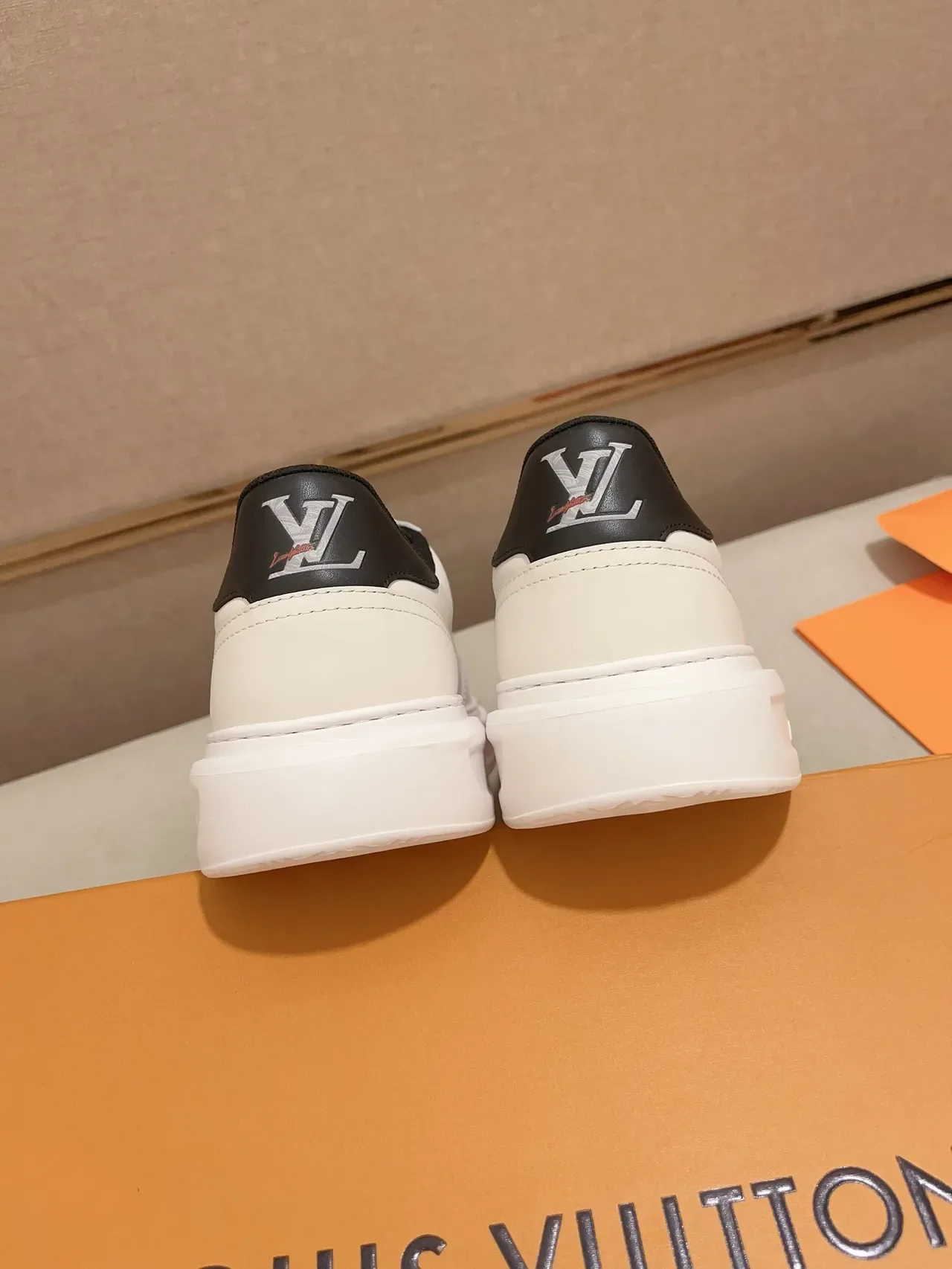 Louis Vuitton LV Branco Preto Couro Low-Top Bordado Floral Logo Lifestyle Sneakers 4
