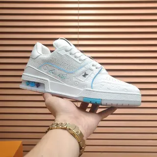 Louis Vuitton LV Trainer Branco e Azul Couro Monogramado Parte Superior Detalhe Assinatura Cursiva Tênis Lifestyle