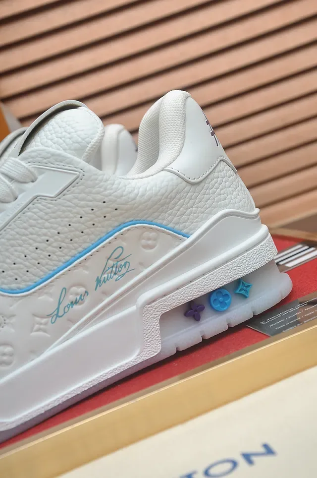 লুই ভিটন LV Trainer সাদা নীল মোনোগ্রামড লেদার উপর কার্সিভ সিগনেচার ডিটেল লাইফস্টাইল স্নিকার 2
