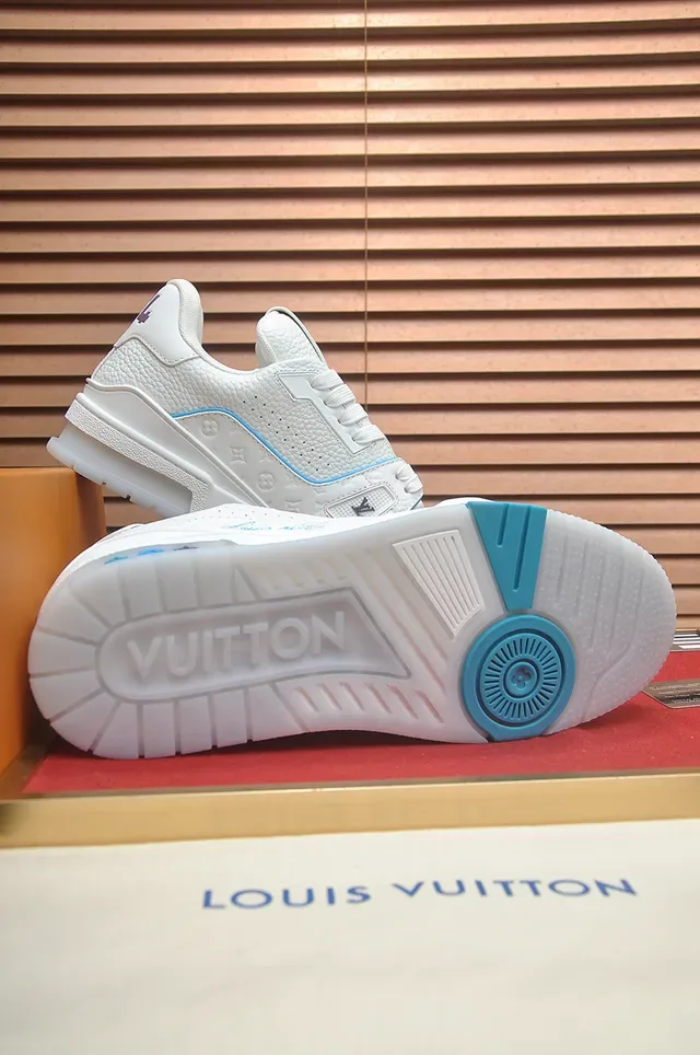 লুই ভিটন LV Trainer সাদা নীল মোনোগ্রামড লেদার উপর কার্সিভ সিগনেচার ডিটেল লাইফস্টাইল স্নিকার 3