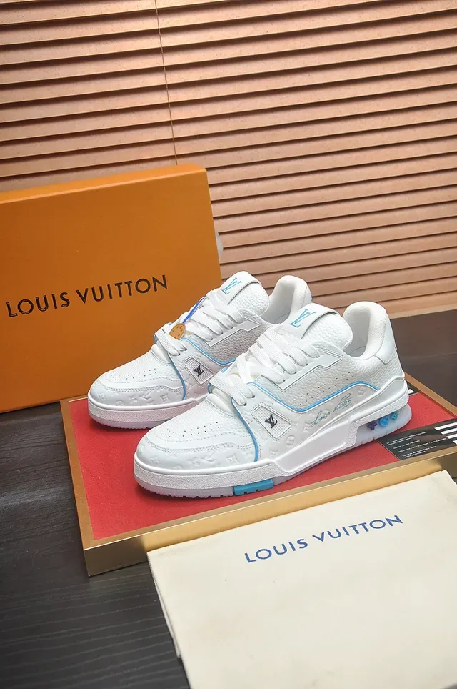 লুই ভিটন LV Trainer সাদা নীল মোনোগ্রামড লেদার উপর কার্সিভ সিগনেচার ডিটেল লাইফস্টাইল স্নিকার 4