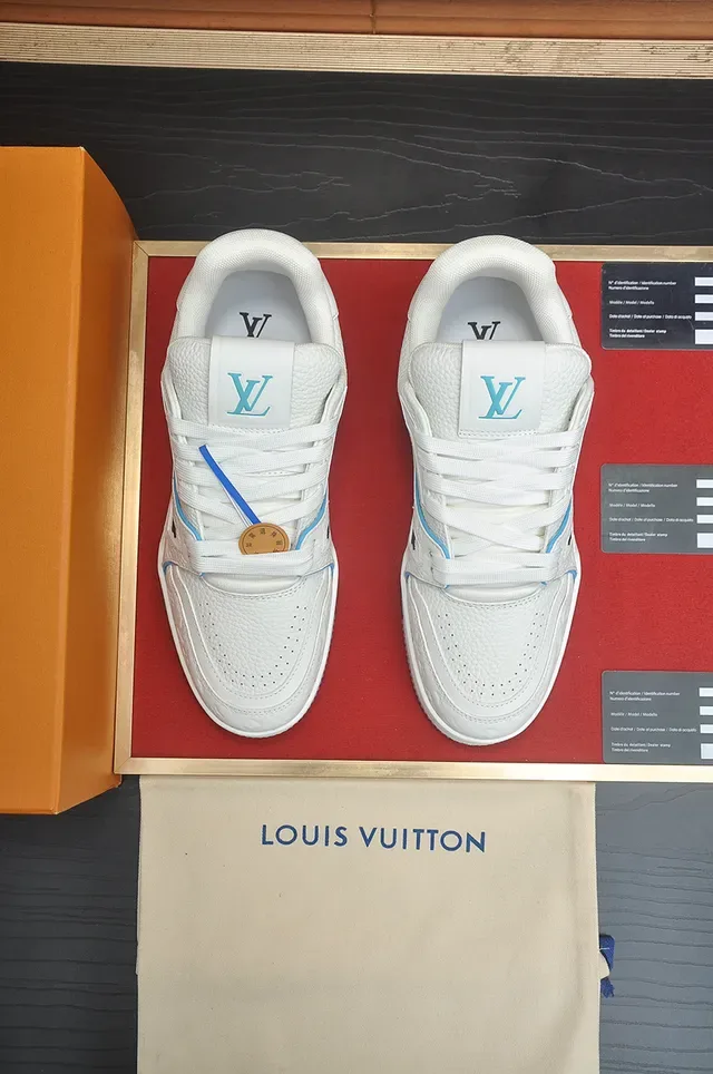 লুই ভিটন LV Trainer সাদা নীল মোনোগ্রামড লেদার উপর কার্সিভ সিগনেচার ডিটেল লাইফস্টাইল স্নিকার 5