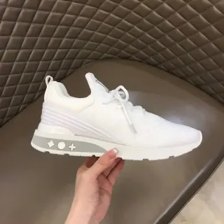 Louis Vuitton LV Trainer Sneakers Lifestyle Blancos y Grises Upper Knit Midsole Sculpted
