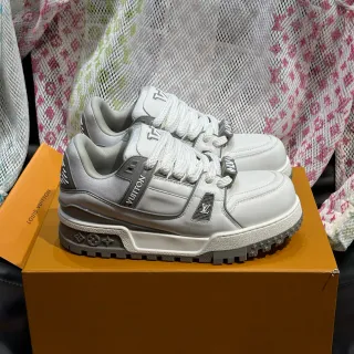 Louis Vuitton LV Trainer Branco Cinza Construção de Cage em Camadas Fechamento de Dupla Tira Tênis Lifestyle