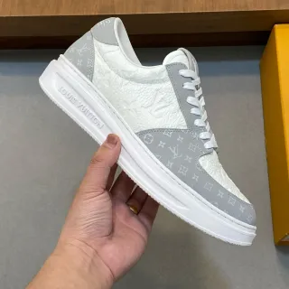 Louis Vuitton LV Trainer Zapatillas Lifestyle Blanco y Gris Cuero Monogram-Embossed Construcción de Paneles en Capas