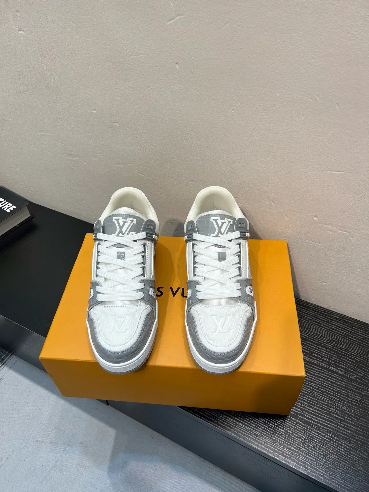 Louis Vuitton LV Trainer Branco e Cinza Monogram Couro Crocodile-Embossed Painéis Tênis Lifestyle 2