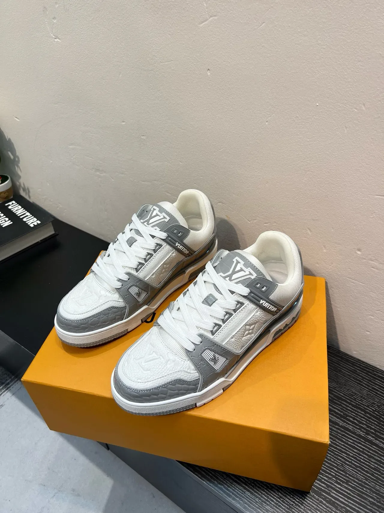 Louis Vuitton LV Trainer Branco e Cinza Monogram Couro Crocodile-Embossed Painéis Tênis Lifestyle 3
