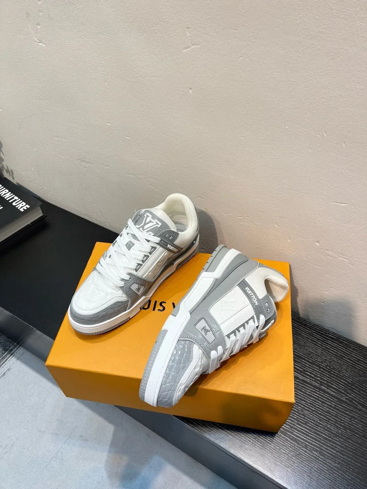 Louis Vuitton LV Trainer Branco e Cinza Monogram Couro Crocodile-Embossed Painéis Tênis Lifestyle 4