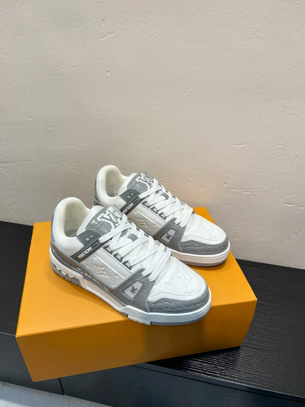 Louis Vuitton LV Trainer Branco e Cinza Monogram Couro Crocodile-Embossed Painéis Tênis Lifestyle 5