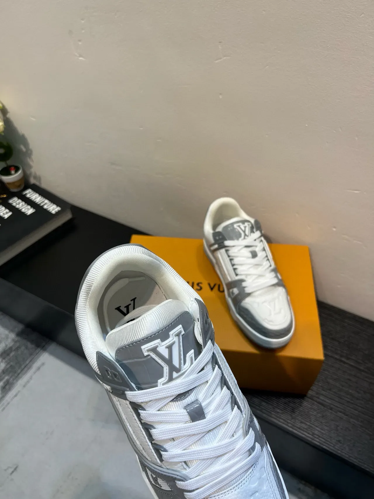 Louis Vuitton LV Trainer Branco e Cinza Monogram Couro Crocodile-Embossed Painéis Tênis Lifestyle 6