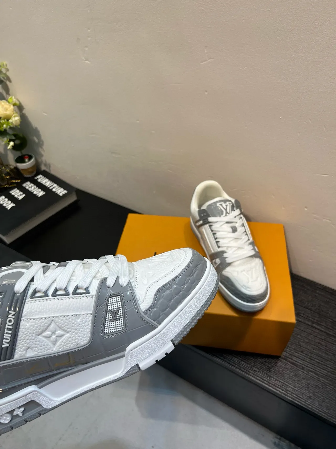 Louis Vuitton LV Trainer Branco e Cinza Monogram Couro Crocodile-Embossed Painéis Tênis Lifestyle 7