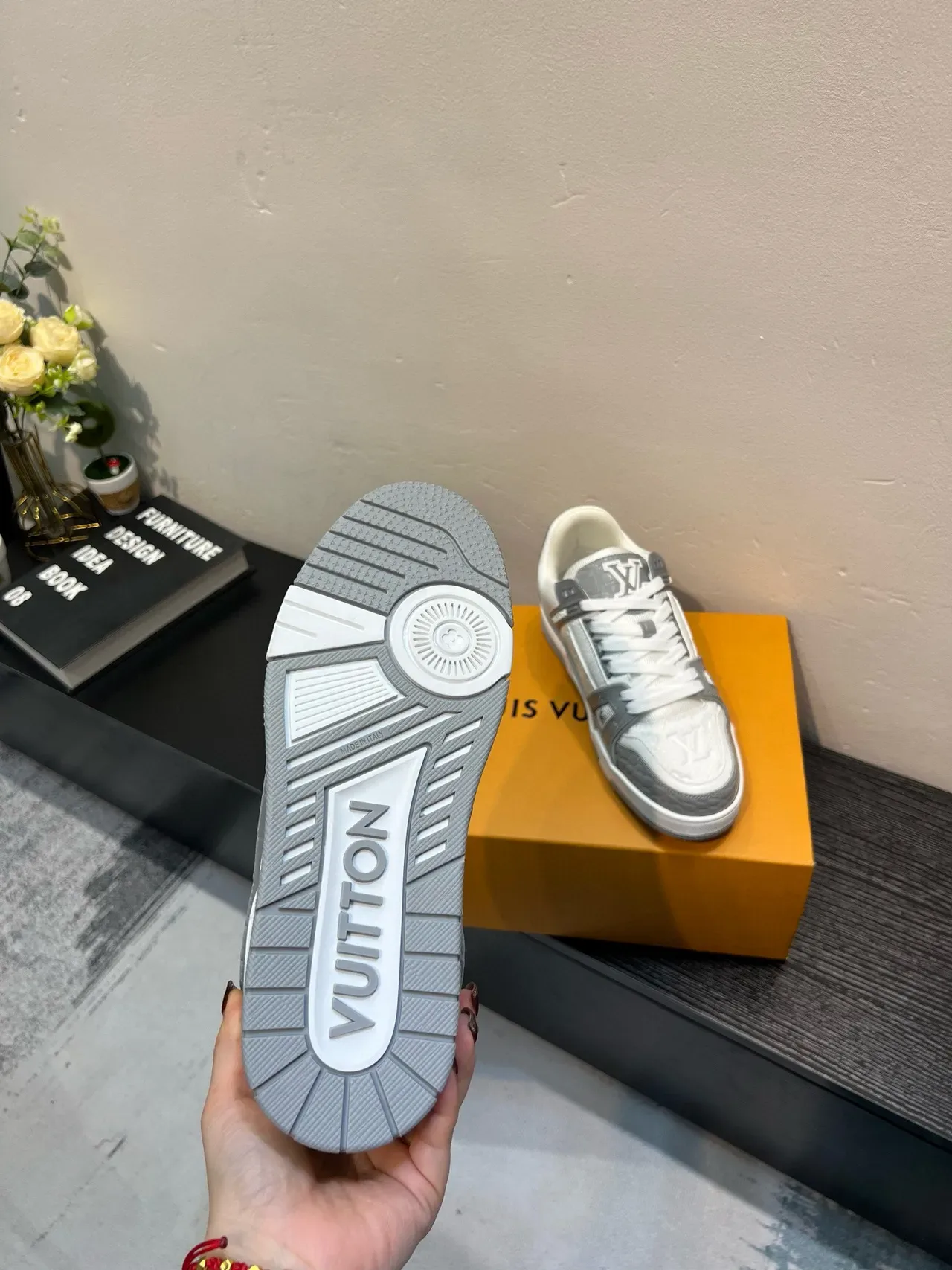 Louis Vuitton LV Trainer Branco e Cinza Monogram Couro Crocodile-Embossed Painéis Tênis Lifestyle 8