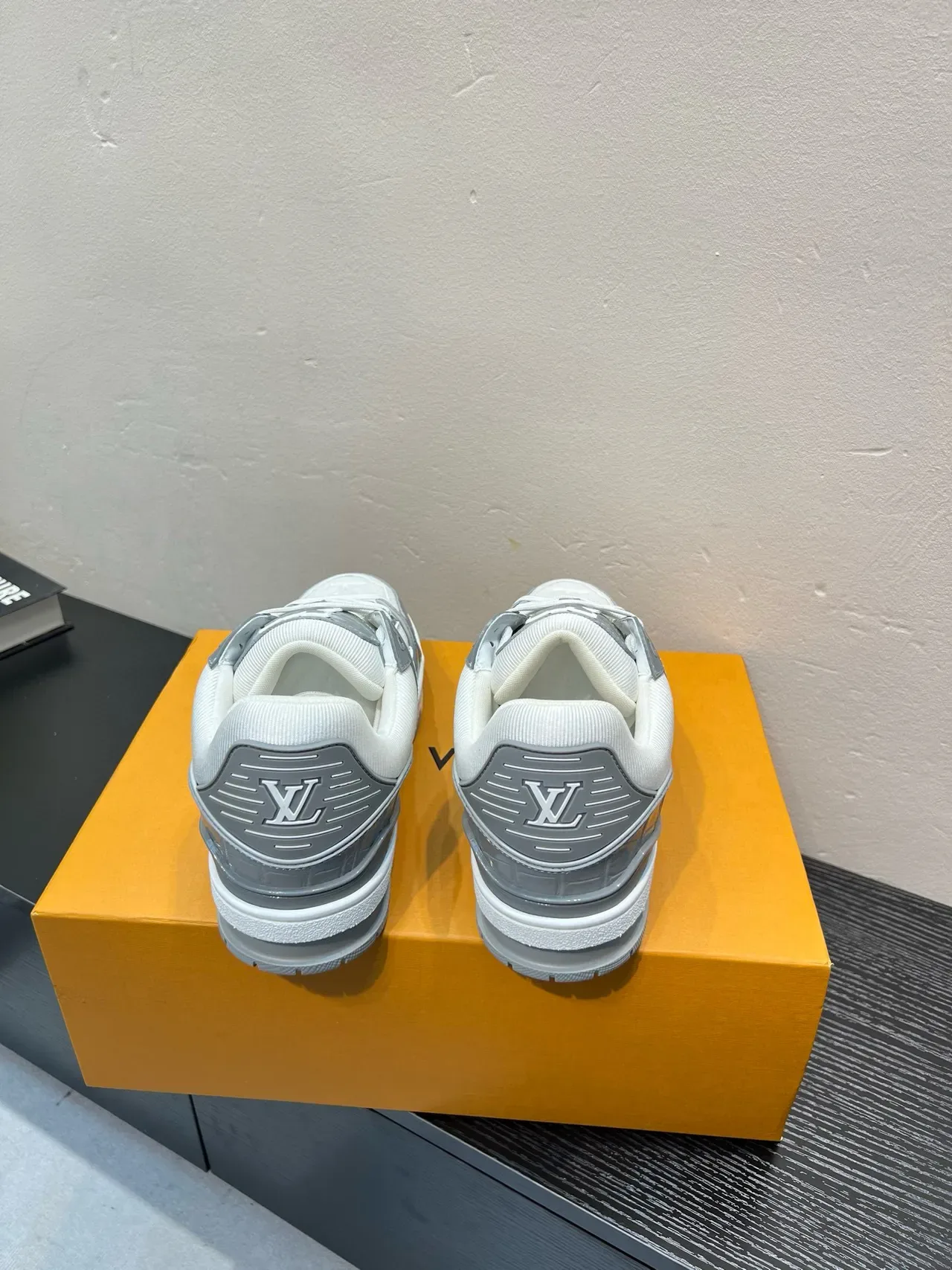 Louis Vuitton LV Trainer Branco e Cinza Monogram Couro Crocodile-Embossed Painéis Tênis Lifestyle 9
