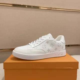 Louis Vuitton LV Trainer Sneakers Blancas y Grises con Capa de Dedo Texturizada con Impresión Monograma Lifestyle