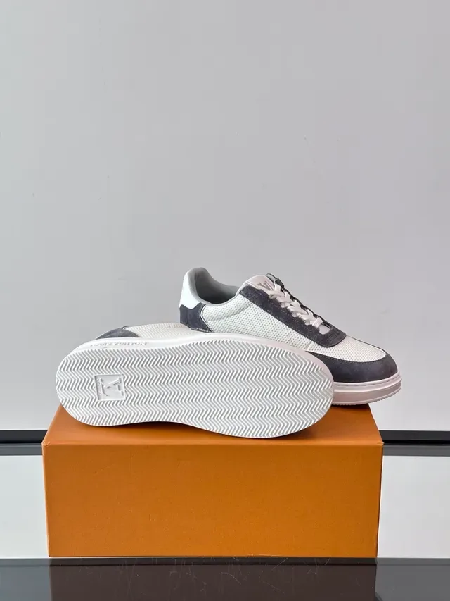 Louis Vuitton LV Trainer Blanco Gris Malla Perforada Solapas de Ante Lifestyle Sneakers 2