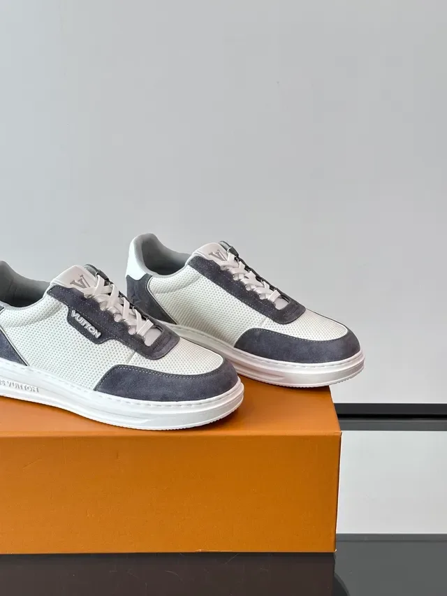 Louis Vuitton LV Trainer Blanco Gris Malla Perforada Solapas de Ante Lifestyle Sneakers 3