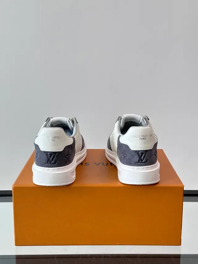 Louis Vuitton LV Trainer Blanco Gris Malla Perforada Solapas de Ante Lifestyle Sneakers 4