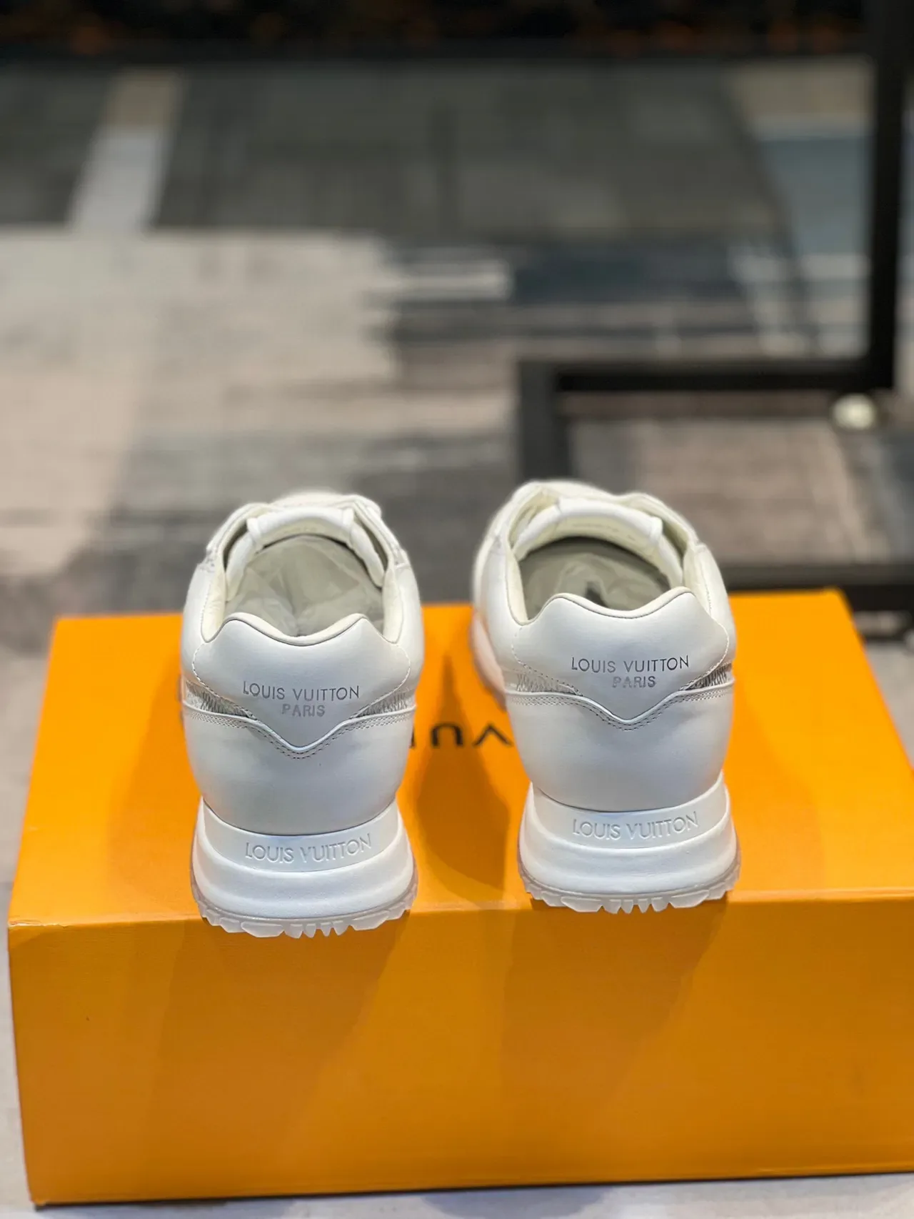 লুইস ভিটন LV Trainer সাদা চামড়ার টেক্সচার্ড প্যানেলিং লাইফস্টাইল স্নিকার 2