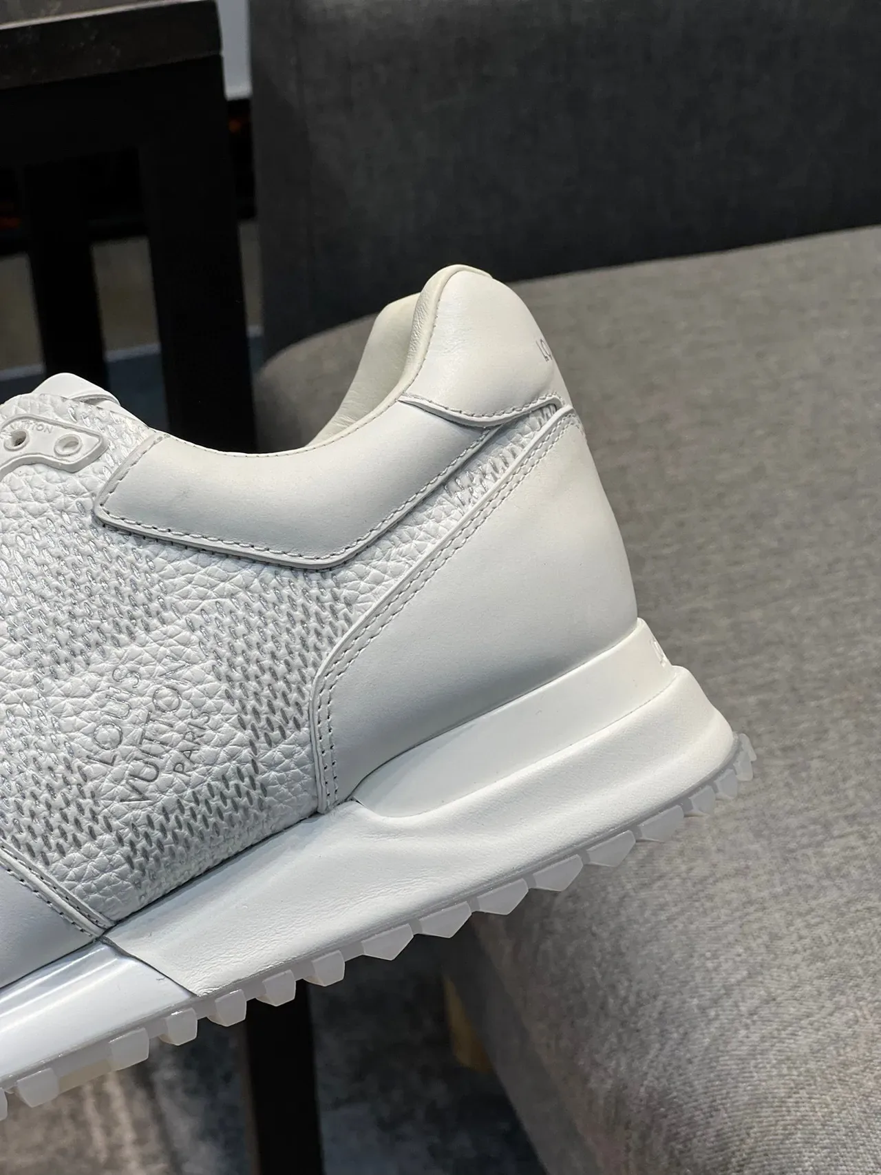 লুইস ভিটন LV Trainer সাদা চামড়ার টেক্সচার্ড প্যানেলিং লাইফস্টাইল স্নিকার 8
