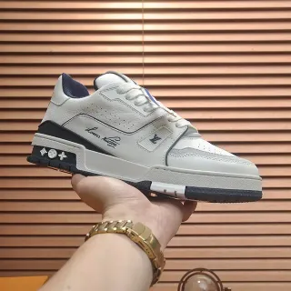 Louis Vuitton LV Trainer Zapatillas Lifestyle Blancas y Azul Marino con Paneles de Cuero y Detalles de Script
