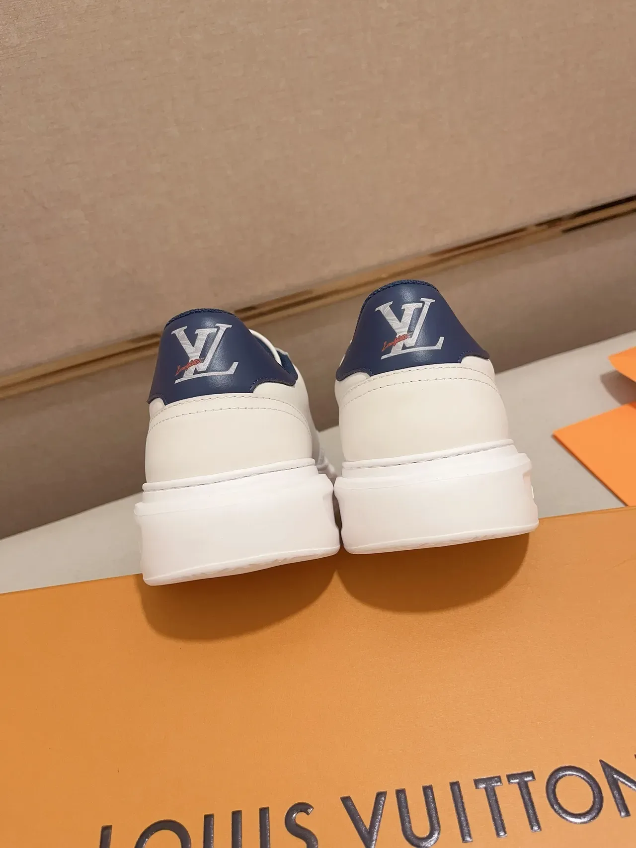 لويس فيتون LV Trainer حذاء أبيض بحري جلد علوي مطرز بنمط زهور أسلوب حياة 4