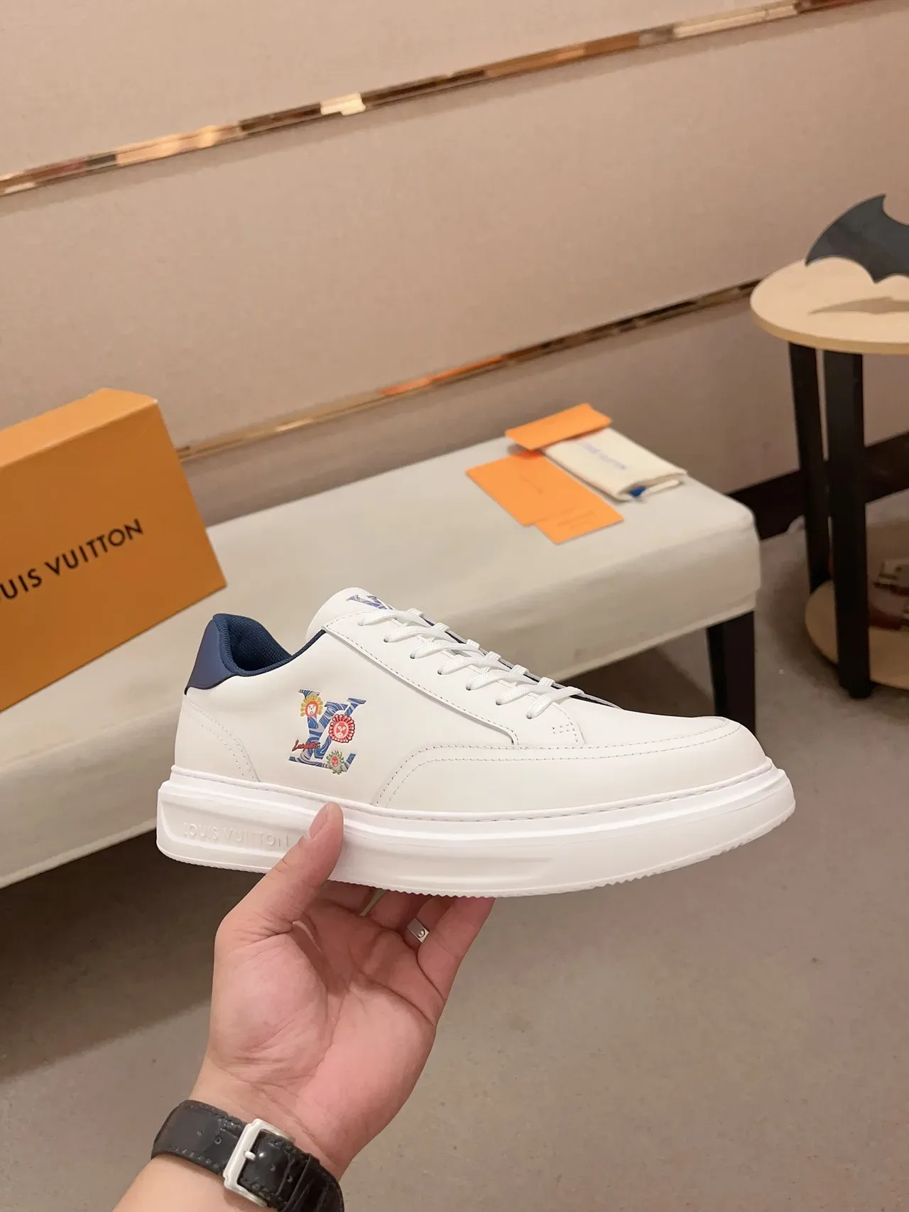 لويس فيتون LV Trainer حذاء أبيض بحري جلد علوي مطرز بنمط زهور أسلوب حياة 5