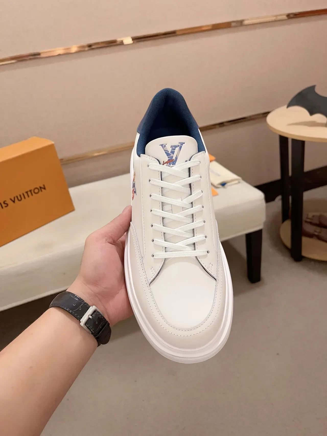 لويس فيتون LV Trainer حذاء أبيض بحري جلد علوي مطرز بنمط زهور أسلوب حياة 6