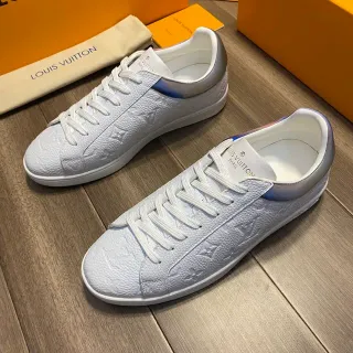 Louis Vuitton LV Trainer tênis lifestyle em couro branco prateado com Monogram-Embossed, silhueta baixa