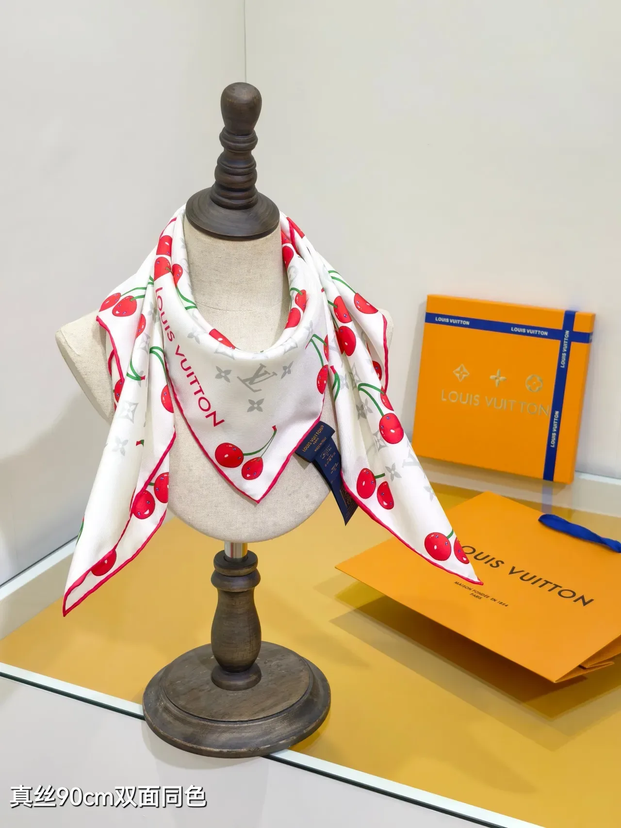 Louis Vuitton LV x TM मोनोग्राम सेरिस सफेद लाल स्क्वेयर चेरी प्रिंट रेशम स्कार्फ 2