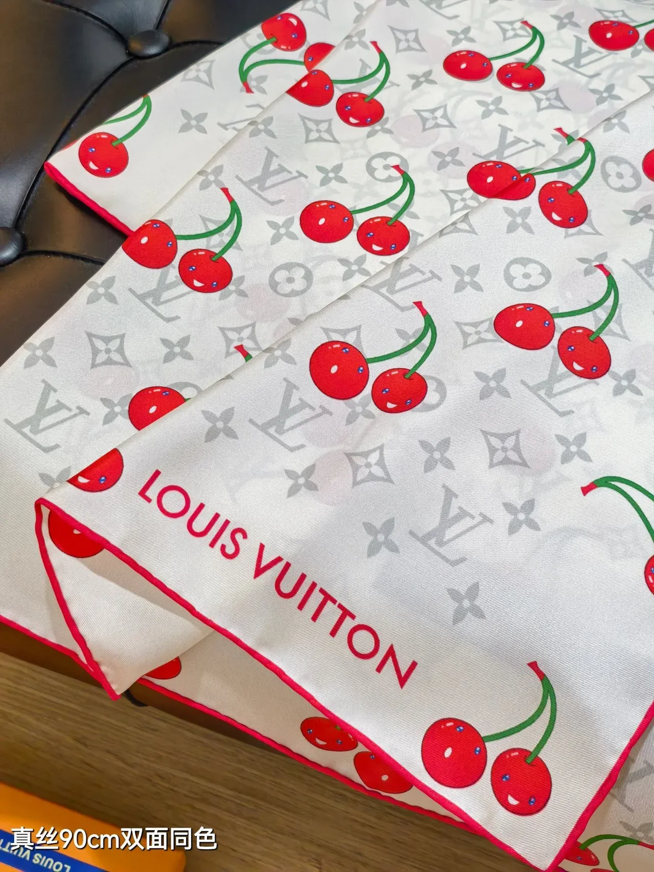 Louis Vuitton LV x TM मोनोग्राम सेरिस सफेद लाल स्क्वेयर चेरी प्रिंट रेशम स्कार्फ 4
