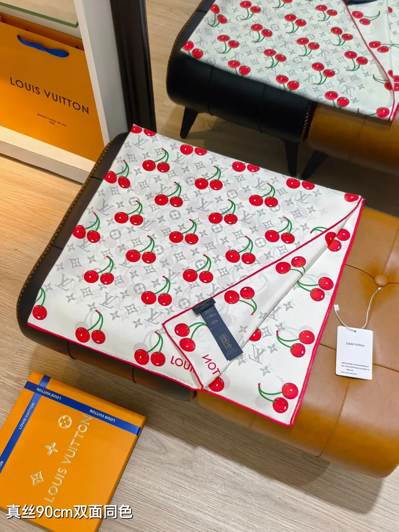 Louis Vuitton LV x TM मोनोग्राम सेरिस सफेद लाल स्क्वेयर चेरी प्रिंट रेशम स्कार्फ 6