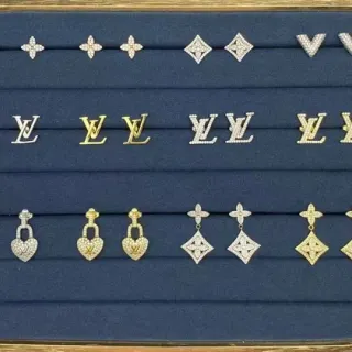 Louis Vuitton monograma e motivo de flor brincos de cristal