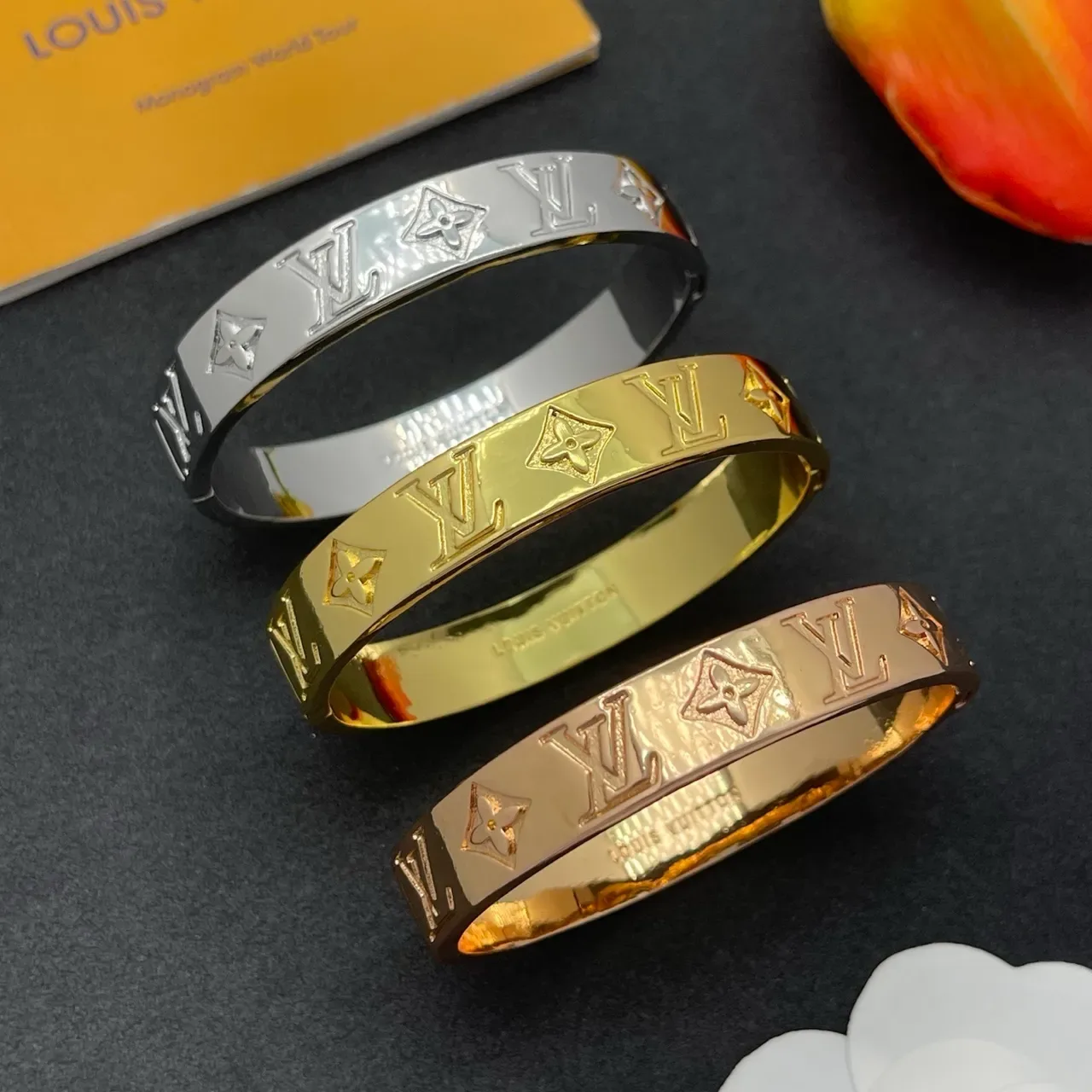 Louis Vuitton Monogram سوار ذهبي مصقول منقوش 2
