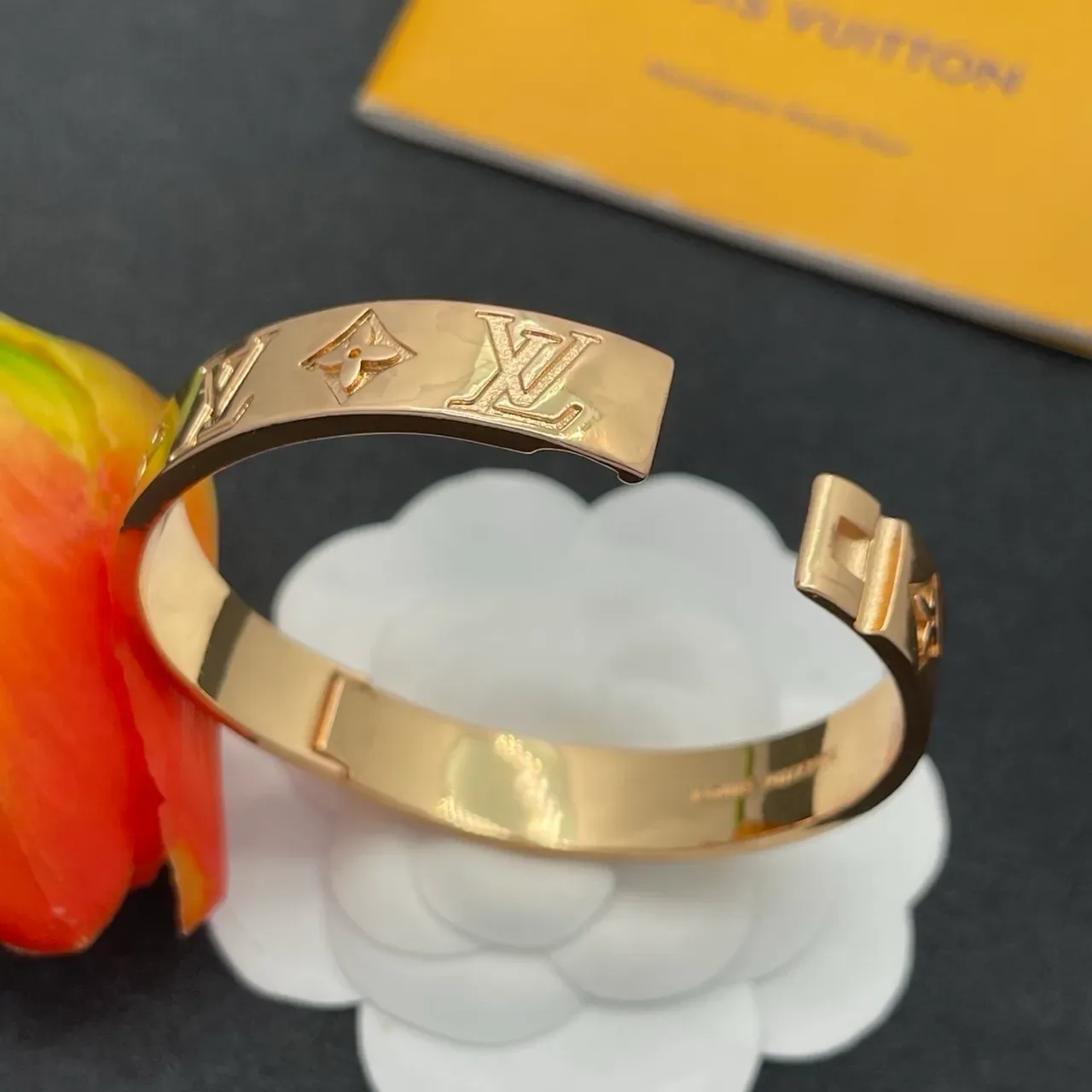 Louis Vuitton Monogram سوار ذهبي مصقول منقوش 4