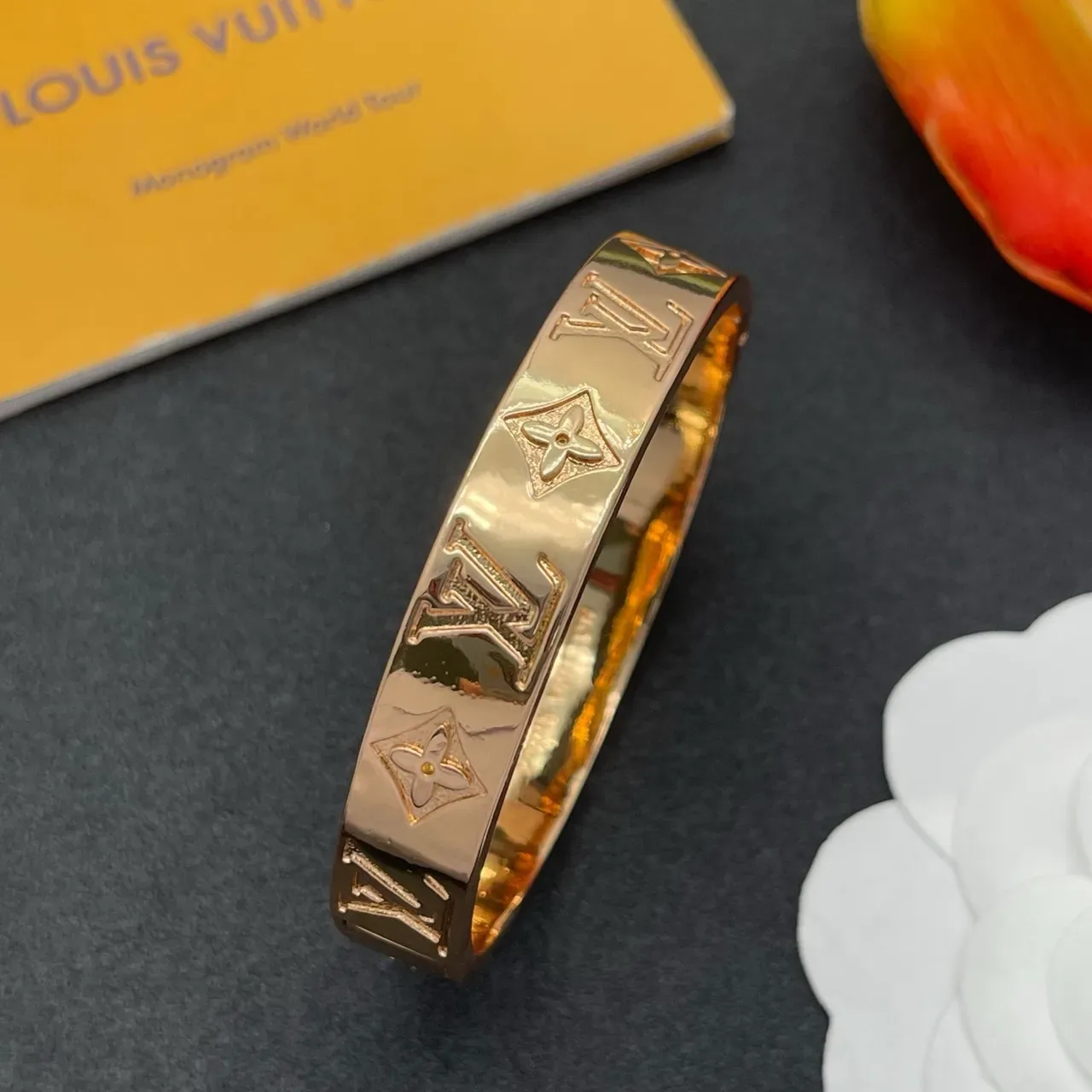 Louis Vuitton Monogram سوار ذهبي مصقول منقوش 6