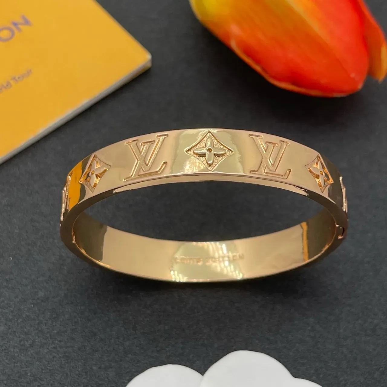 Louis Vuitton Monogram سوار ذهبي مصقول منقوش 8
