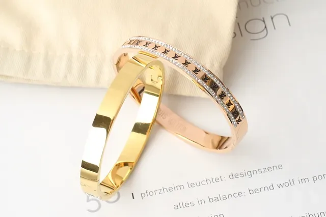 Louis Vuitton Monogram Bangle أساور متعدد الألوان بانييه كريستال 6