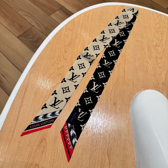 Louis Vuitton Monogram Impresión Beige Negro Motivo Floral Bufanda de Seda 5