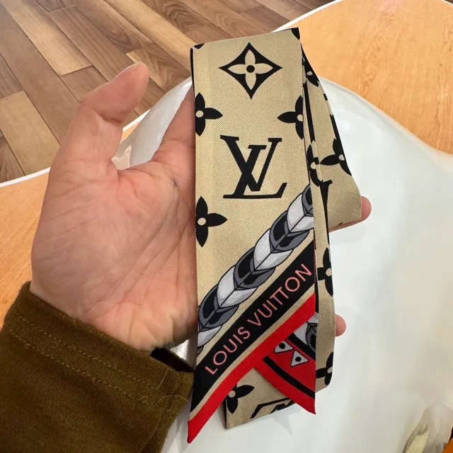 Louis Vuitton Monogram Impresión Beige Negro Motivo Floral Bufanda de Seda 6