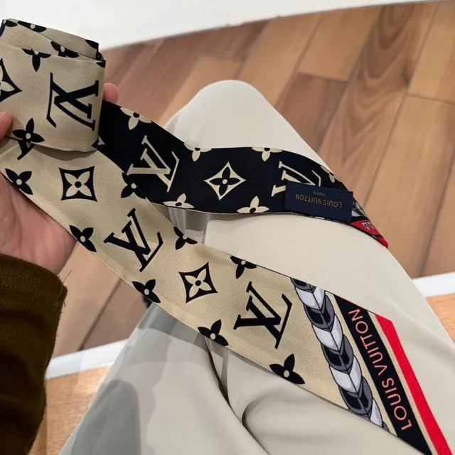 Louis Vuitton Monogram Impresión Beige Negro Motivo Floral Bufanda de Seda 8